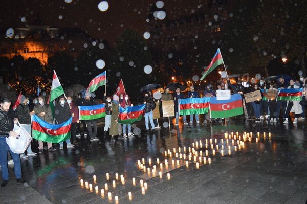 В Будапеште прошла акция памяти жертв террора в Барде и Гяндже - фото - Sputnik Азербайджан