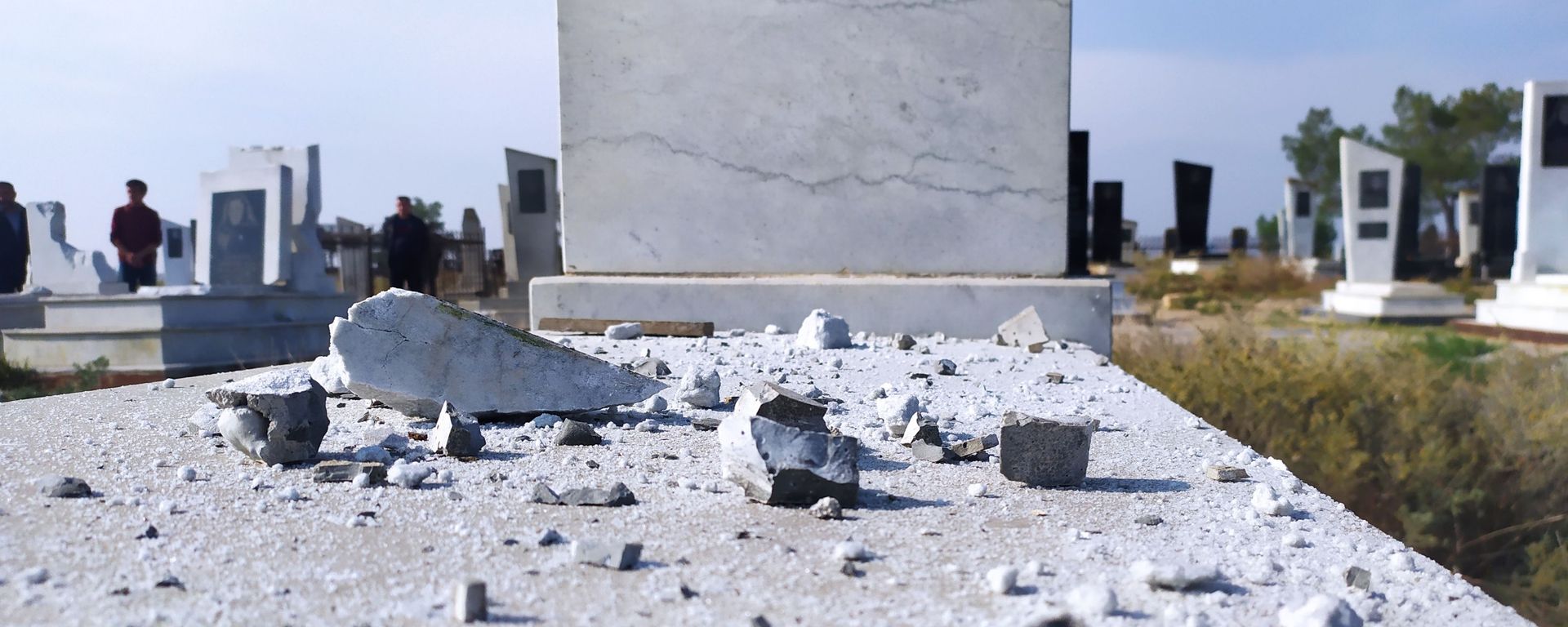 Последствия обстрелов на кладбище в Агдаме, фото из архива - Sputnik Азербайджан, 1920, 01.03.2021