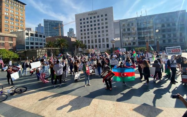Акция протеста азербайджанцев в Сан-Франциско против военных провокаций Армении - Sputnik Азербайджан