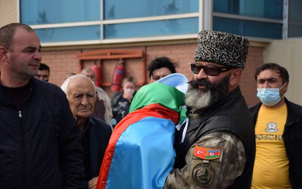Родственники и знакомые встречают новорожденного из роддома - Sputnik Азербайджан