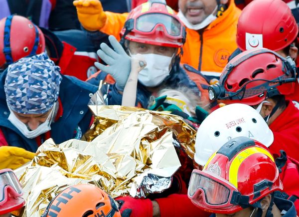3-летняя Элиф Перинчек держит за палец спасателя после спасения ее из-под завалов в результате землетрясения в Измире, Турция - Sputnik Азербайджан