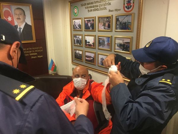 Пограничники отыскали лодку МЧС и спасли человека на ее борту - фото - Sputnik Азербайджан