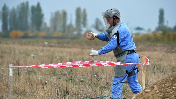 Сотрудник Национального агентства по разминированию территорий Азербайджана (ANAMA) Сотрудник Национального агентства по разминированию территорий Азербайджана (ANAMA) - Sputnik Азербайджан