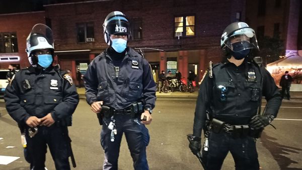 Сотрудники полиции на улице Нью-Йорка в ночь подсчета голосов на выборах президента США - Sputnik Азербайджан