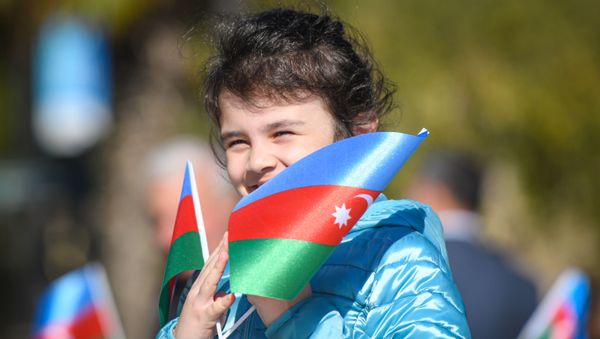 Акция на бакинском бульваре, приуроченная ко Дню Государственного флага - Sputnik Азербайджан