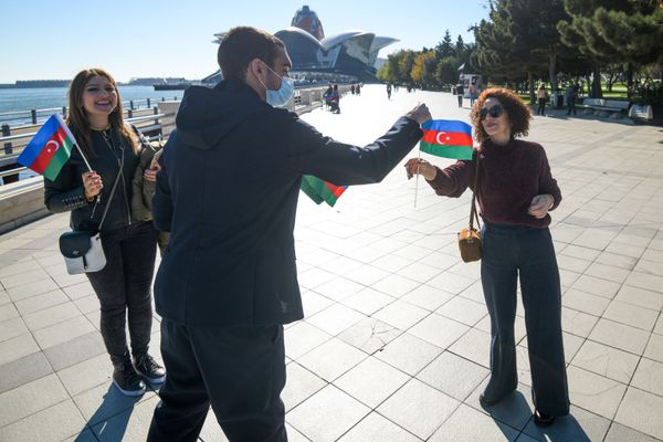 Акция на бакинском бульваре, приуроченная ко Дню Государственного флага - Sputnik Азербайджан