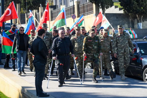 Многие граждане решили посвятить этот день памяти шехидов, павших в войне за территориальную целостность Азербайджана - Sputnik Азербайджан