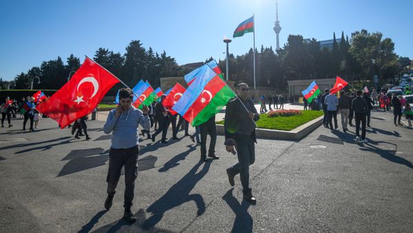 Жители Баку отмечают День Государственного флага - Sputnik Азербайджан