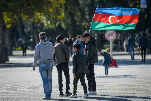 Жители Баку отмечают День Государственного флага - Sputnik Азербайджан