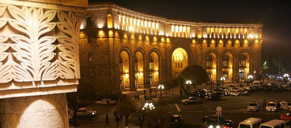 Комплекс зданий правительства Армении на главной площади Еревана. - Sputnik Азербайджан