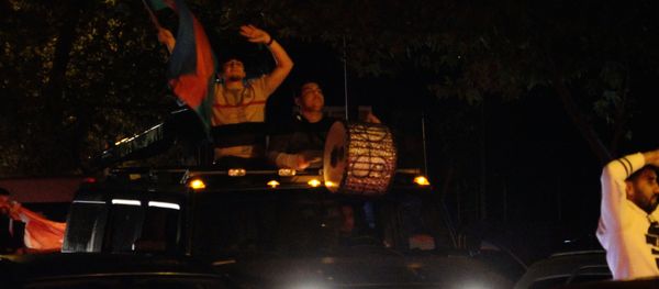 Баку в эти минуты: жители встречают Победу – видео Баку в эти минуты: жители встречают Победу – видео - Sputnik Азербайджан
