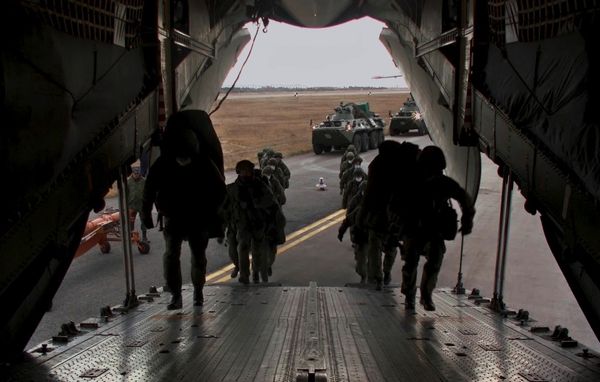 Погрузка военной техники и личного состава в Ил-76 на аэродроме Ульяновск-Восточный - Sputnik Азербайджан