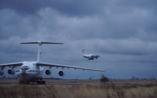 Погрузка военной техники и личного состава в Ил-76 на аэродроме Ульяновск-Восточный - Sputnik Азербайджан