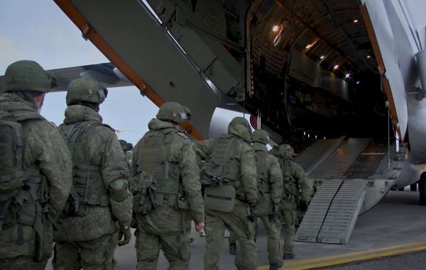 Погрузка военной техники и личного состава в Ил-76 на аэродроме Ульяновск-Восточный - Sputnik Азербайджан