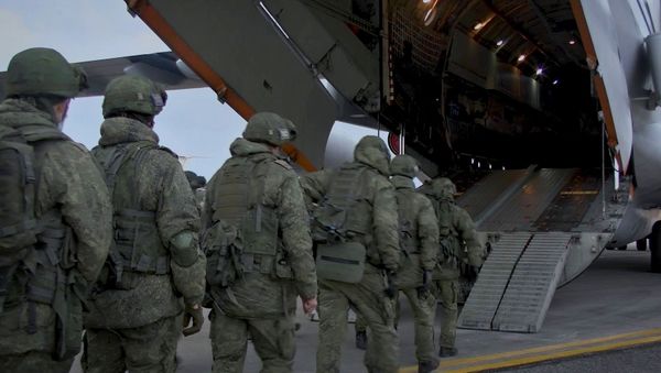 Погрузка военной техники и личного состава в Ил-76 на аэродроме Ульяновск-Восточный - Sputnik Азербайджан