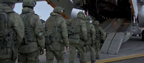 Погрузка военной техники и личного состава в Ил-76 на аэродроме Ульяновск-Восточный - Sputnik Азербайджан