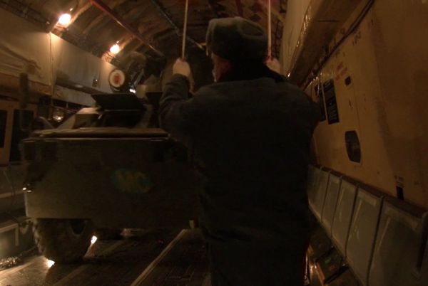 Погрузка военной техники и личного состава в Ил-76 на аэродроме Ульяновск-Восточный - Sputnik Азербайджан