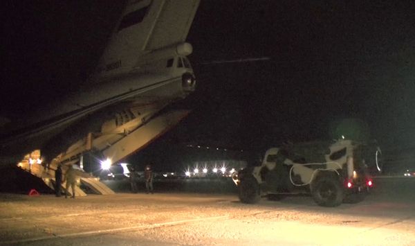 Погрузка военной техники и личного состава в Ил-76 на аэродроме Ульяновск-Восточный - Sputnik Азербайджан