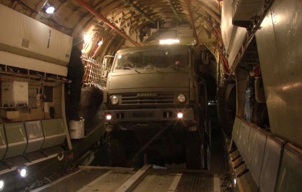 Погрузка военной техники и личного состава в Ил-76 на аэродроме Ульяновск-Восточный - Sputnik Азербайджан