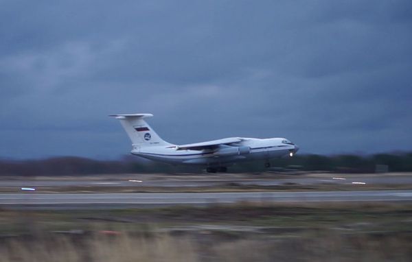 Погрузка военной техники и личного состава в Ил-76 на аэродроме Ульяновск-Восточный - Sputnik Азербайджан