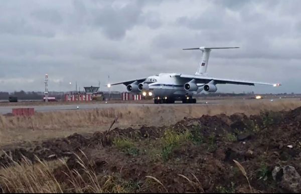 Погрузка военной техники и личного состава в Ил-76 на аэродроме Ульяновск-Восточный - Sputnik Азербайджан