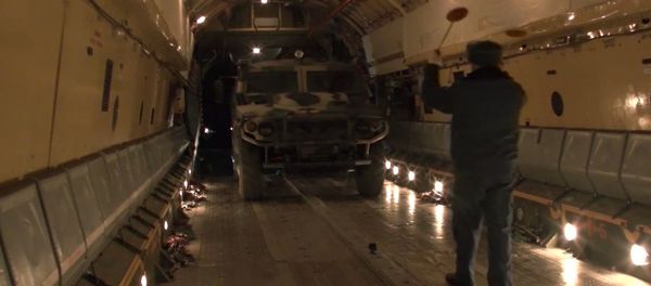 Погрузка военной техники и личного состава в Ил-76 на аэродроме Ульяновск-Восточный - Sputnik Азербайджан