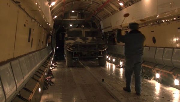 Погрузка военной техники и личного состава в Ил-76 на аэродроме Ульяновск-Восточный - Sputnik Азербайджан