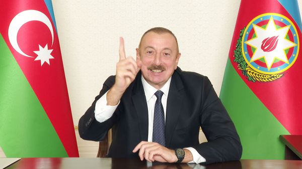 Президент Ильхам Алиев во время обращения к народу Президент Ильхам Алиев во время обращения к народу - Sputnik Азербайджан
