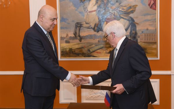 Посол РФ в Азербайджане Михаил Бочарников и писатель Чингиз Абдуллаев - Sputnik Азербайджан
