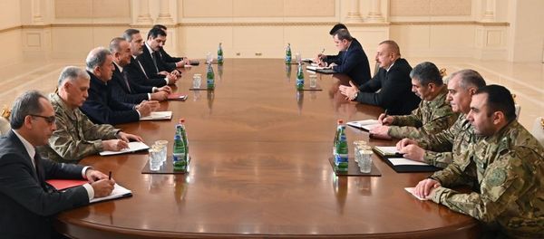 Prezident İlham Əliyev Türkiyənin xarici işlər, milli müdafiə nazirlərini və Milli Kəşfiyyat İdarəsinin rəisini qəbul edib - Sputnik Азербайджан