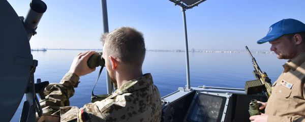 Немецкий солдат наблюдает в бинокль на борту корвета ВМС Германии - Sputnik Азербайджан