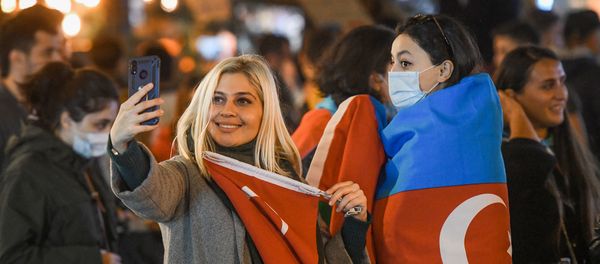 Жители Баку отмечают окончание войны в Нагорном Карабахе - Sputnik Азербайджан