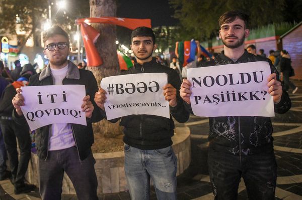 Жители Баку отмечают окончание войны в Нагорном Карабахе - Sputnik Азербайджан