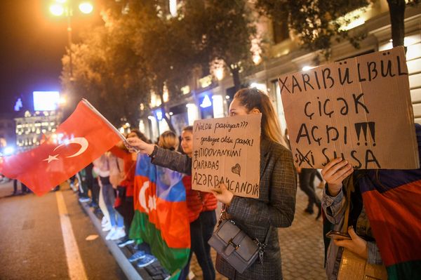 Жители Баку отмечают окончание войны в Нагорном Карабахе - Sputnik Азербайджан