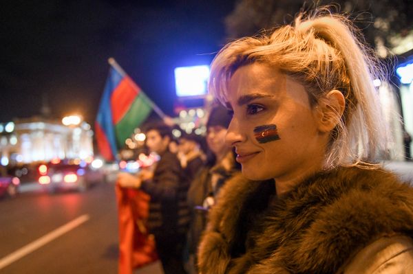 Жители Баку отмечают окончание войны в Нагорном Карабахе - Sputnik Азербайджан