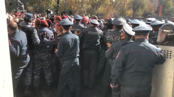 К центру Еревана стягиваются войска: оппозиция требует отставки Пашиняна - видео - Sputnik Азербайджан