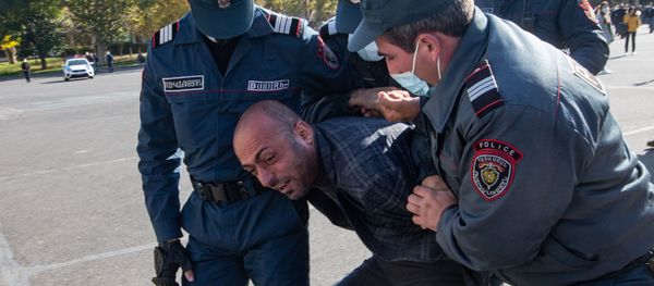 Сотрудники правоохранительных органов задерживают участника митинга оппозиции на площади Свободы в Ереване - Sputnik Азербайджан