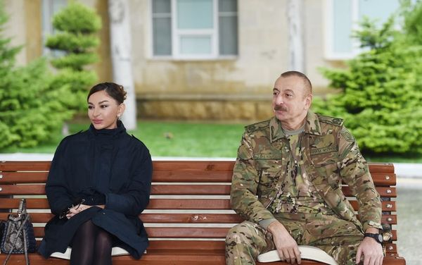 Президент Азербайджана Ильхам Алиев и Первая леди Мехрибан Алиева встретились с военнослужащими, проходящими лечение в Клиническом медцентре №1 - Sputnik Азербайджан