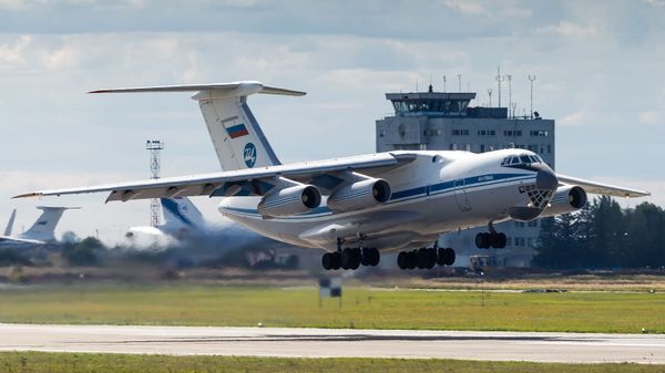 Ил-76 вылетает с аэродрома Ульяновск-Восточный - Sputnik Азербайджан