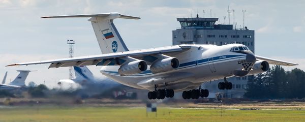 Ил-76 вылетает с аэродрома Ульяновск-Восточный - Sputnik Азербайджан