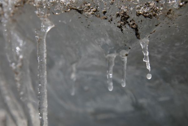 Талая вода капает с сосульки на леднике Лаохугоу в горах Цилянь, в провинции Ганьсу, Китай - Sputnik Азербайджан