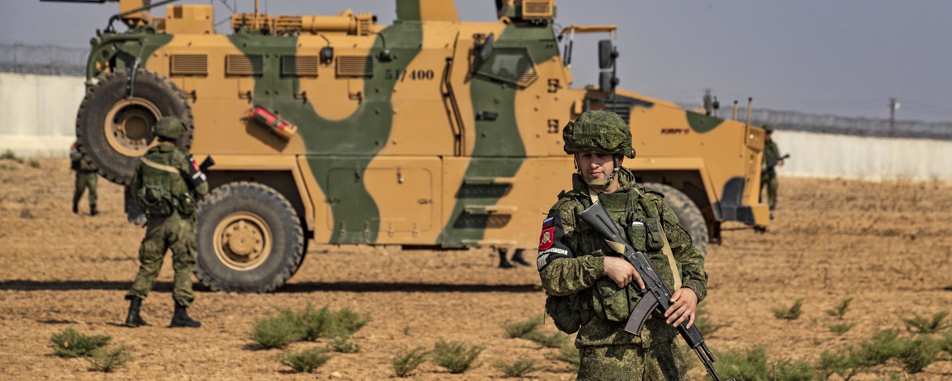 Русский солдат рядом с турецкой военной технике, фото из архива - Sputnik Азербайджан, 1920, 04.04.2021
