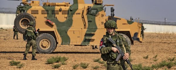 Русский солдат рядом с турецкой военной технике в Идлибе - Sputnik Азербайджан