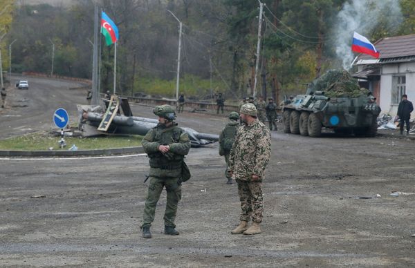 Российские миротворцы и военнослужащие азербайджанской армии рядом с Шушуой - Sputnik Азербайджан