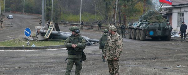 Российские миротворцы и военнослужащие азербайджанской армии рядом с Шушуой - Sputnik Азербайджан