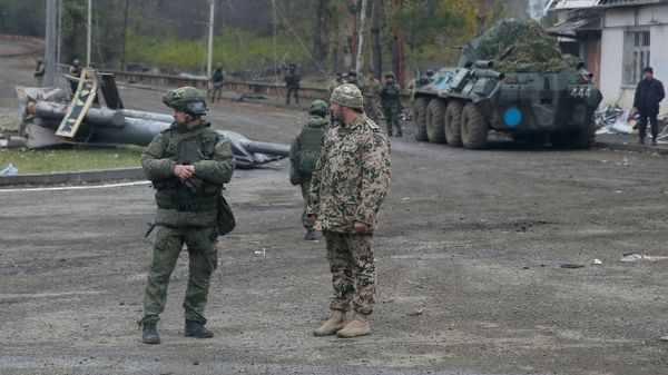 Российские миротворцы и военнослужащие азербайджанской армии рядом с Шушуой - Sputnik Азербайджан