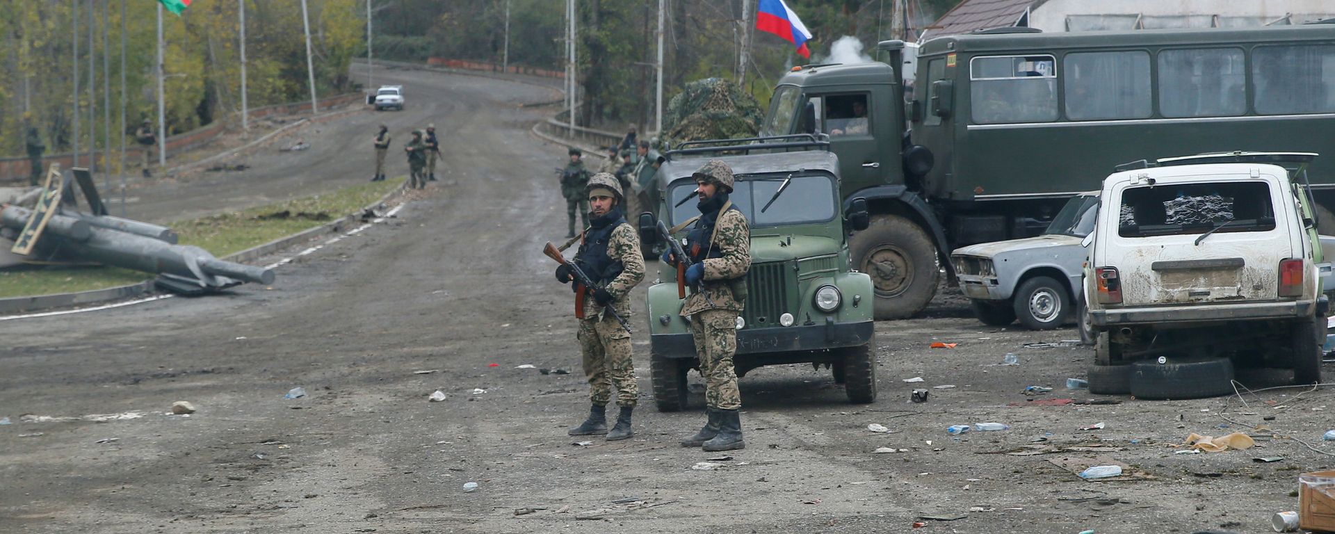 Российские миротворцы и военнослужащие азербайджанской армии рядом с Шушуой - Sputnik Азербайджан, 1920, 13.11.2021