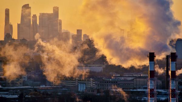 Трубы ТЭЦ на фоне международного делового центра Москва-Сити в Москве - Sputnik Азербайджан