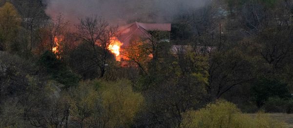 Горящий дом в Кельбаджарский районе Карабаха Горящий дом в Кельбаджарский районе Карабаха - Sputnik Азербайджан