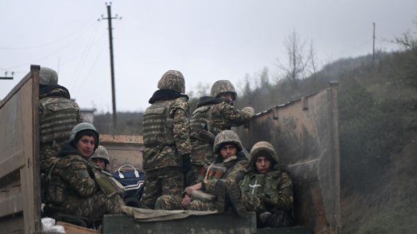 Армянские военнослужащие в грузовом автомобиле, фото из архива - Sputnik Азербайджан
